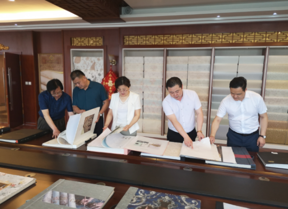 陪同政府園區(qū)赴品牌環(huán)保壁紙投資選址項目方對接考察，實現(xiàn)政企高效鏈接