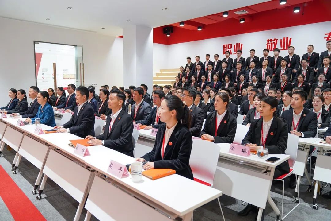 聚勢行，闖新途！東方龍商務(wù)召開一季度“開門紅”總結(jié)表彰暨“奔跑二季度”競賽總動員