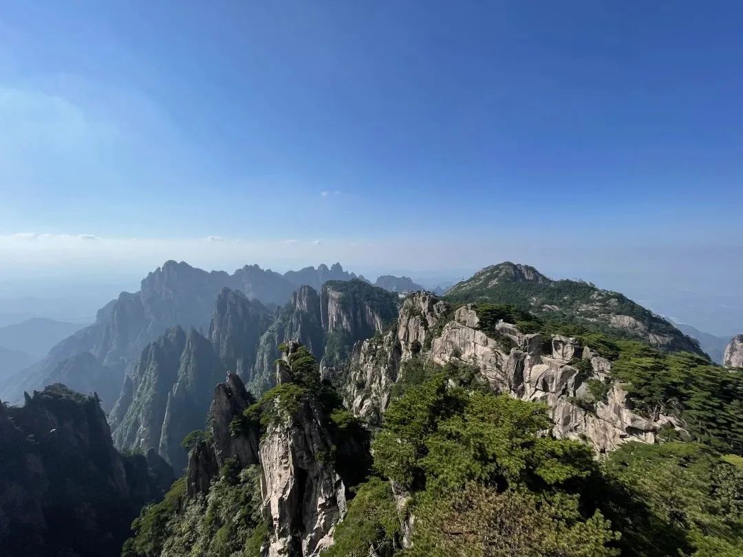 東方龍商務(wù)與春天有個(gè)約會(huì)！集團(tuán)100余人赴安徽黃山“團(tuán)建”，太嗨了！“奔跑二季度”——我們準(zhǔn)備好了！