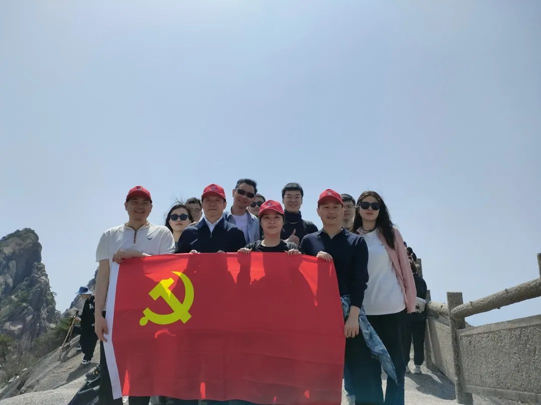 東方龍商務(wù)與春天有個(gè)約會(huì)！集團(tuán)100余人赴安徽黃山“團(tuán)建”，太嗨了！“奔跑二季度”——我們準(zhǔn)備好了！