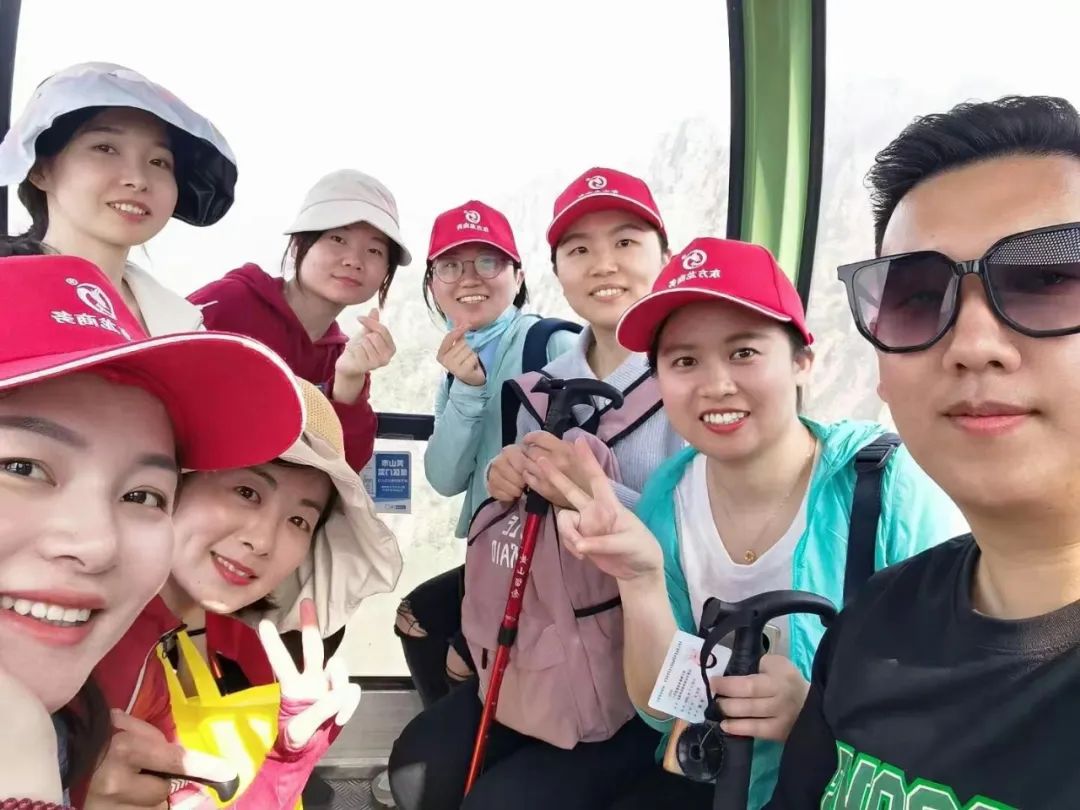 東方龍商務(wù)與春天有個(gè)約會(huì)！集團(tuán)100余人赴安徽黃山“團(tuán)建”，太嗨了！“奔跑二季度”——我們準(zhǔn)備好了！
